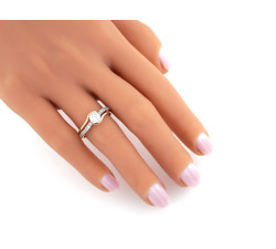 Złoty pierścionek zaręczyny