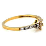 złoty pierścionek kwiatek