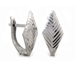 srebrne kolczyki na biglu francuskim