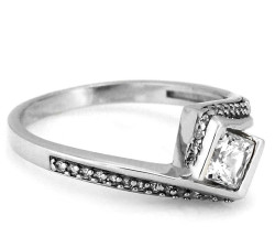 Złoty pierścionek wysadzany kamieniami