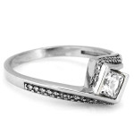 Złoty pierścionek wysadzany kamieniami