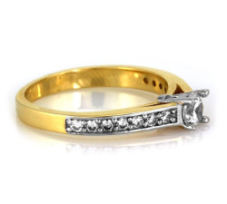 Złoty pierścionek na prezent