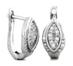 srebrne kolczyki na biglu francuskim