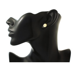 delikatne złote kolczyki na sztyfcie