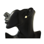 delikatne złote kolczyki na sztyfcie