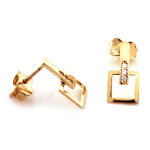 złote kolczyki na sztyfcie