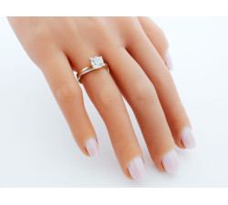 efektowny pierścionek z centralna cyrkonią