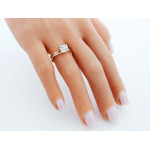 efektowny pierścionek z centralna cyrkonią