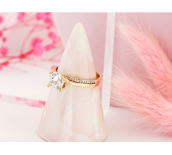 elegancki złoty pierścionek dla kobiety