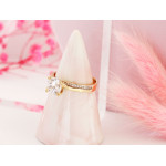 elegancki złoty pierścionek dla kobiety