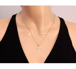 Wisiorek złoty krzyżyk 375 z postacią Jezusa Chrystusa z frezowaniem