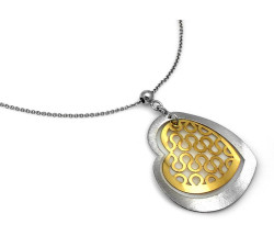 Stylowy naszyjnik srebrny z ażurowym sercem w odcieniu złota próby 925 z dekoracyjną blaszką