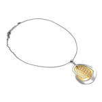 Stylowy naszyjnik srebrny z ażurowym sercem w odcieniu złota próby 925 z dekoracyjną blaszką