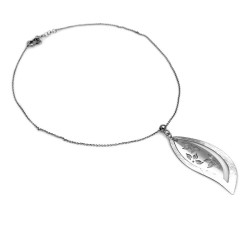 Srebrny naszyjnik próby 925 z finezyjnym migdałowym wisiorkiem z ażurem