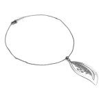 Srebrny naszyjnik próby 925 z finezyjnym migdałowym wisiorkiem z ażurem