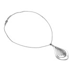 Srebrny naszyjnik próby 925 z finezyjną, ażurową kroplą