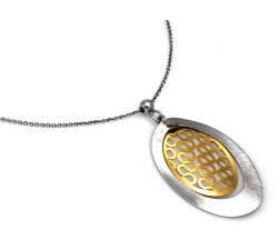 Elegancki naszyjnik z czystego srebra z długim, złoconym wisiorem w formie ażurowego owalu.