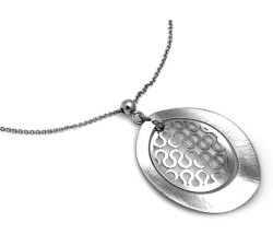 Srebrny naszyjnik próby 925 z finezyjną, ażurowym owalem.