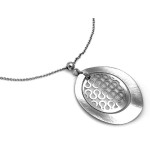 Srebrny naszyjnik próby 925 z finezyjną, ażurowym owalem.