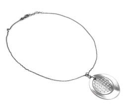 Srebrny naszyjnik próby 925 z finezyjną, ażurowym owalem.