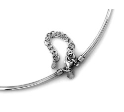 Elegancki srebrny choker z ozdobnymi wiszącymi łańcuszkami