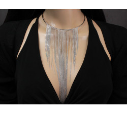 Elegancki srebrny choker z ozdobnymi wiszącymi łańcuszkami