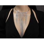 Elegancki srebrny choker z ozdobnymi wiszącymi łańcuszkami