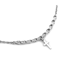 Stylowy srebrny naszyjnik z krzyżem i błyszczącymi białymi cyrkoniami