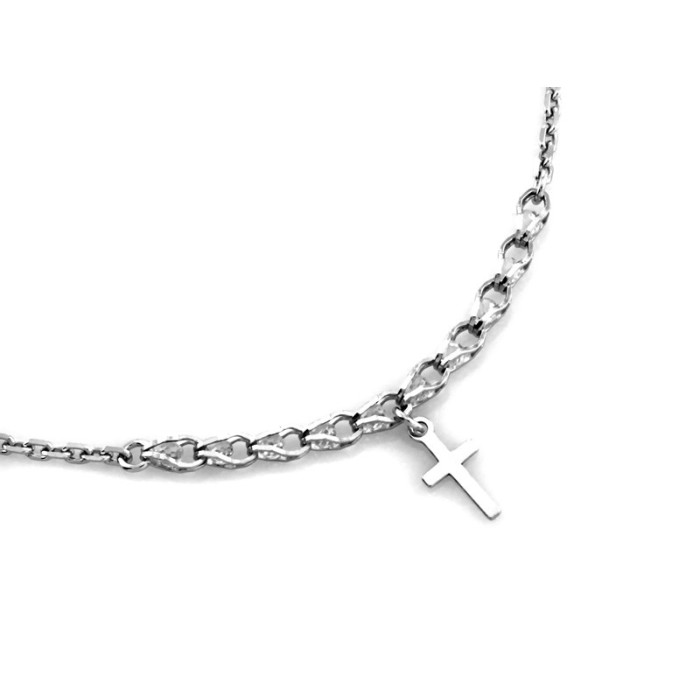 Stylowy srebrny naszyjnik z krzyżem i błyszczącymi białymi cyrkoniami