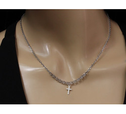 Stylowy srebrny naszyjnik z krzyżem i błyszczącymi białymi cyrkoniami