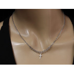 Stylowy srebrny naszyjnik z krzyżem i błyszczącymi białymi cyrkoniami