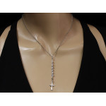 Delikatny naszyjnik z krzyżykiem wisiorem i srebrną krawatką wykonany ze srebra 925