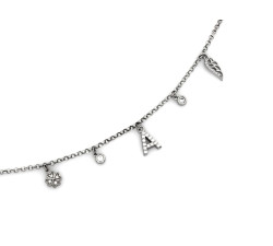 Srebrny naszyjnik 925 z literą A oraz wiszącym skrzydłem eleganckie zawieszki