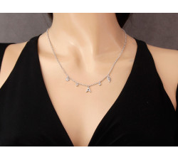 Srebrny naszyjnik 925 z literą A oraz wiszącym skrzydłem eleganckie zawieszki