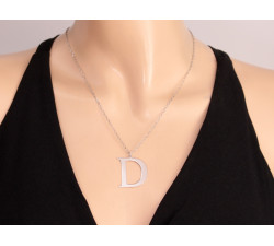 Modny naszyjnik srebrny z dużą literą D stylowa celebrytka