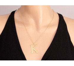Srebrny naszyjnik z pozłacaną literą K gładki styl celebrytka