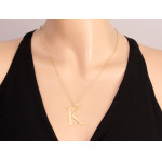 Srebrny naszyjnik z pozłacaną literą K gładki styl celebrytka