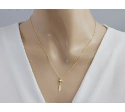 Srebrny 925 naszyjnik pozłacany z wiszącym piórkiem zdobionym białą cyrkonią