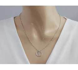 Srebrny naszyjnik 925 elegancki wisiorek zdobiony ażurowym wzorem skrzydłem