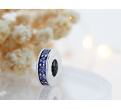 Srebrny charms delikatny subtelny z fioletowymi cyrkoniami 