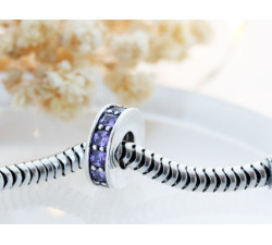 Srebrny charms delikatny subtelny z fioletowymi cyrkoniami 