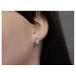 srebrne kolczyki na biglu francuskim