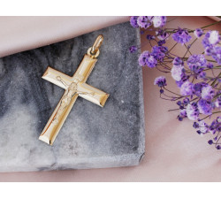 złoty krzyżyk na Komunię