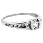 Subtelny pierścionek na zaręczyny 585 z białego złota i cyrkonią