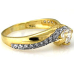 Złoty pierścionek 585 zdobiony cyrkoniami na prezent