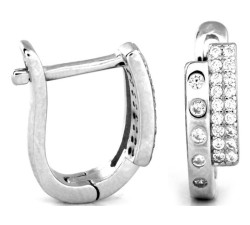 srebrne kolczyki na biglu francuskim