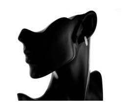 srebrne kolczyki na biglu francuskim