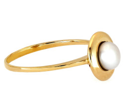 Złoty pierścionek z perłą