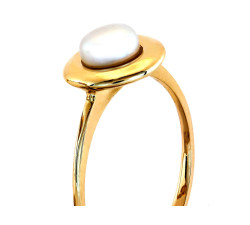 Złoty pierścionek z perłą