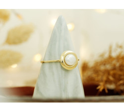 Złoty pierścionek z perłą